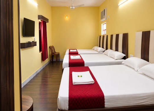 <p>Perfect for larger families or groups, this spacious room has six beds and provides a convenient and comfortable stay.</p>